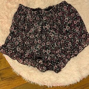 Mi Ami Floral lined shorts from Francesca’s super comfy EUC sz medium